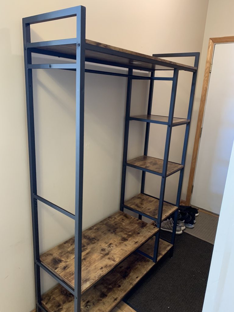 Entranceway shelving assembly