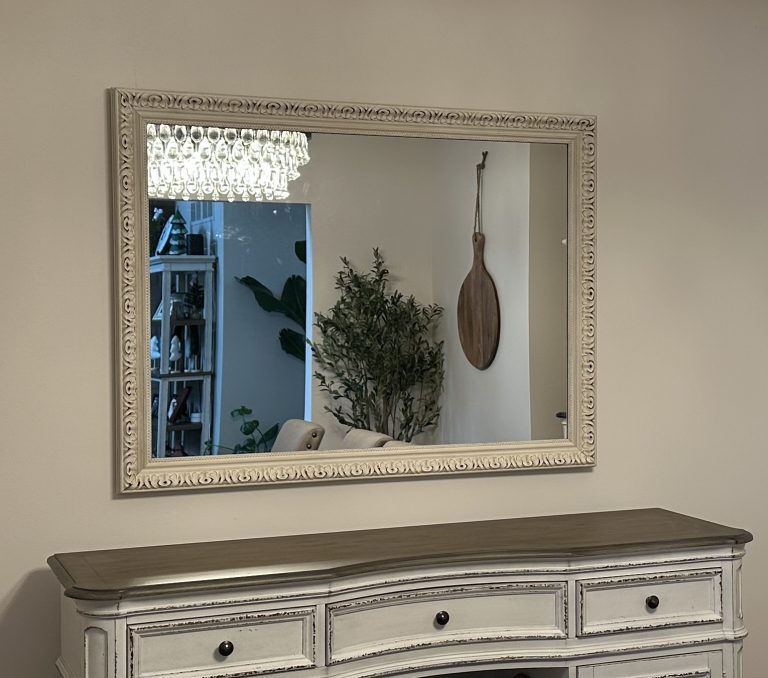 Mounting of Venetian mirror