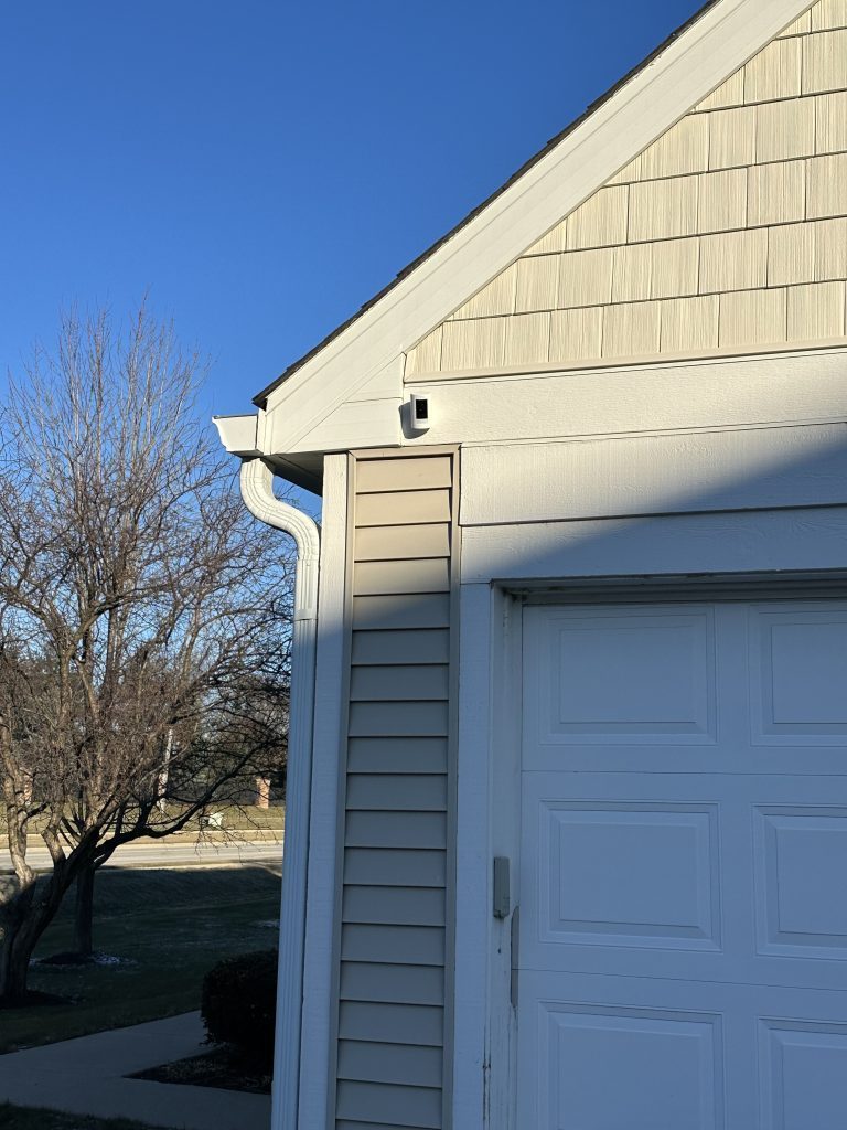 Battery-powered security cam installation