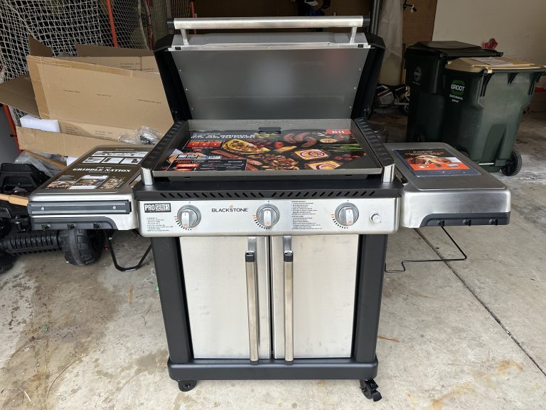 Assembly of 3-burner griddle