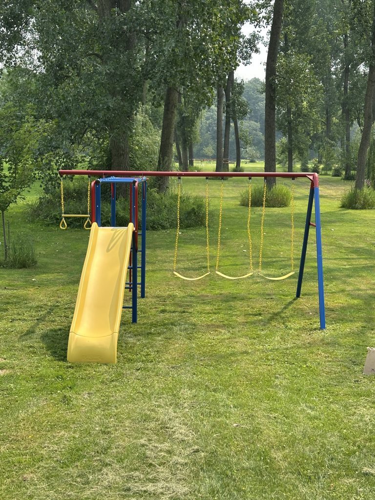 Monkey bar playset assembly