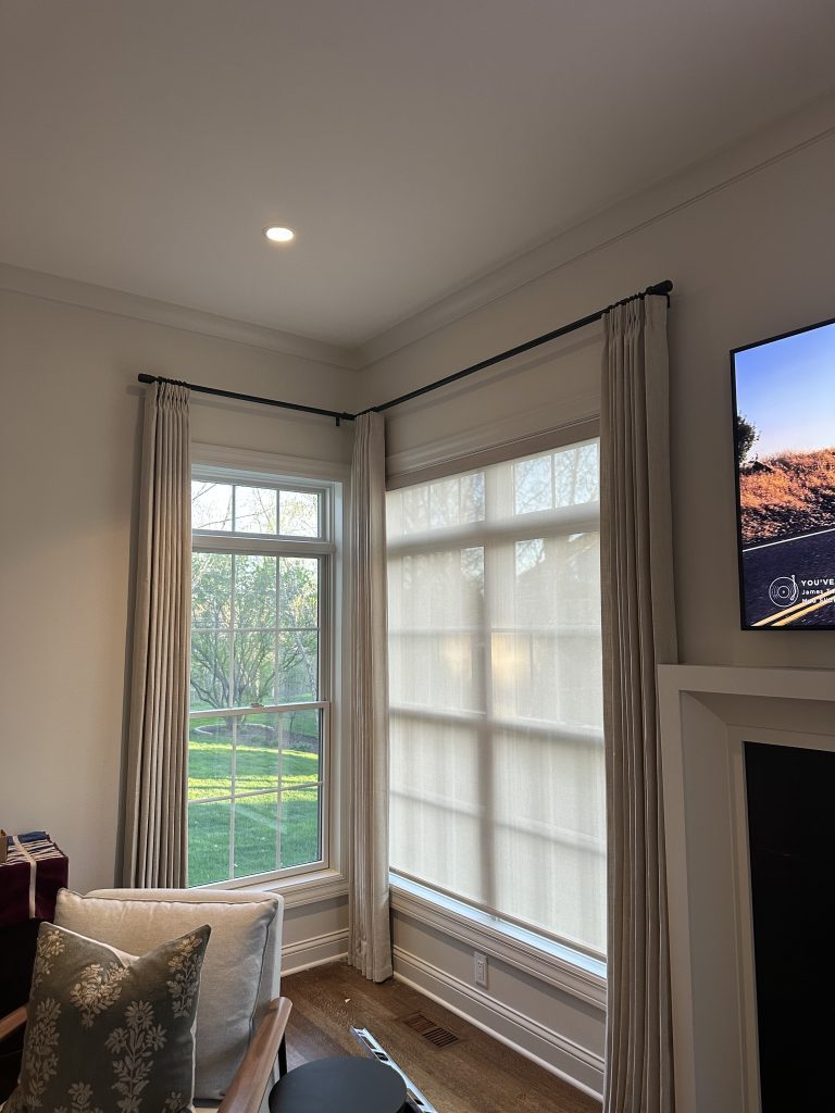 Mounting of corner rods and curtains