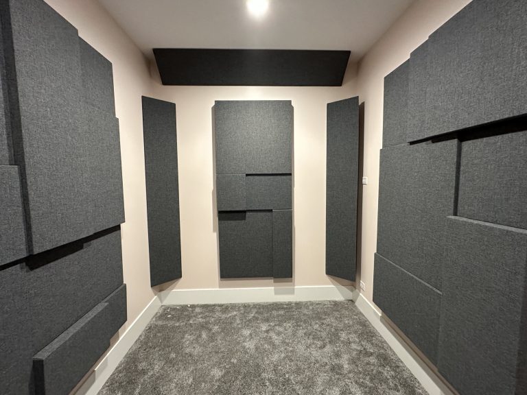 Mounting of sound panels in recording studio